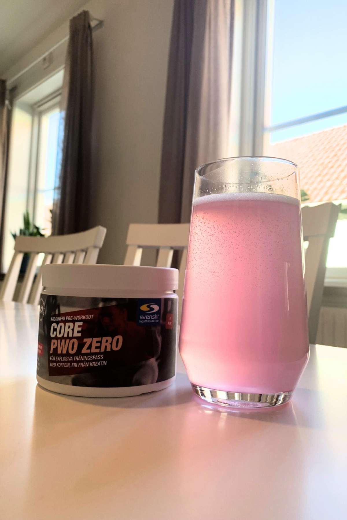 Glas med blandad Pink Lemonade bredvid Core PWO Zero, foto från vårt test